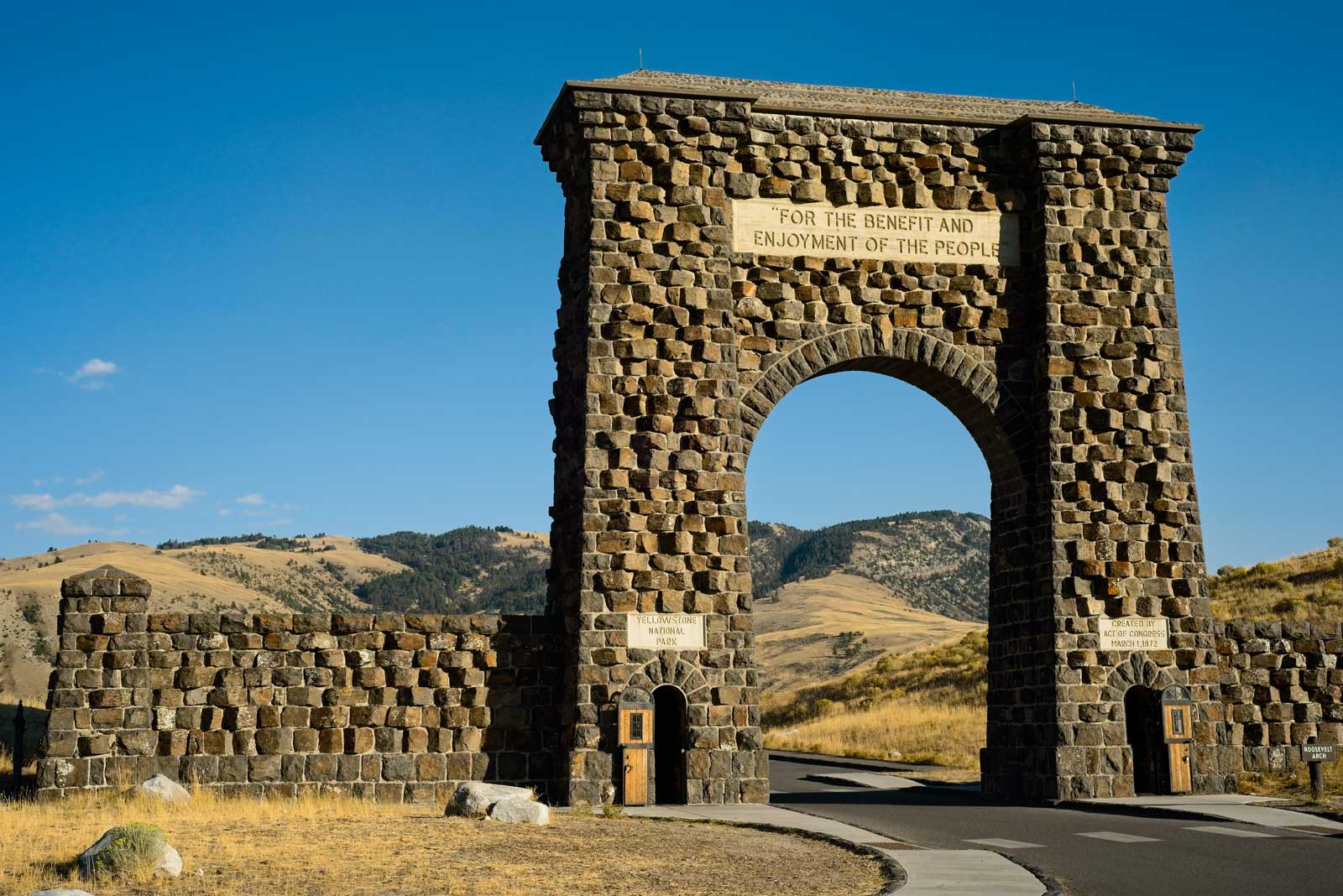 things to do in yellowstone national park roosevelt arch